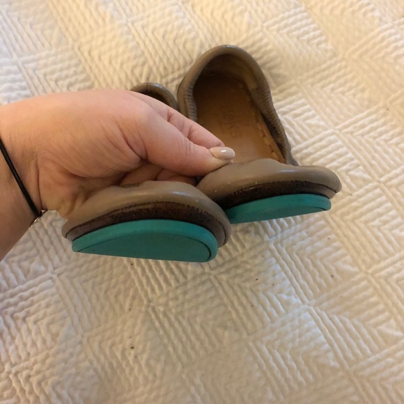 Tieks Taupe Size 5 - Picture 6 of 6